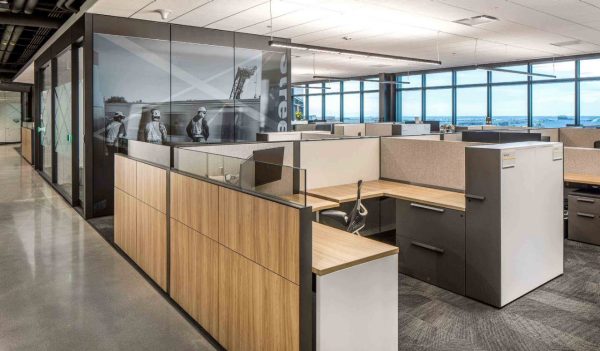 Inteiro view of open office work stations.